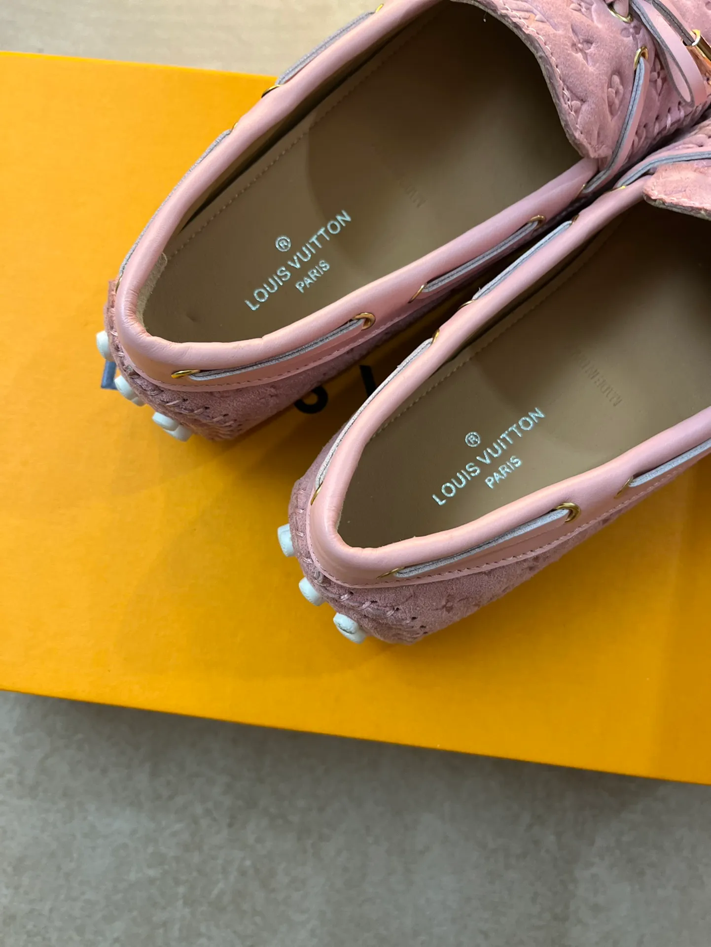 p460💰Couple model❤️🇫🇷 𝙇𝙤𝙪𝙞𝙨 𝙑𝙪𝙞𝙩𝙩𝙤𝙣 🇫🇷Louis Vuitton 2023 Classic𝓛𝓿 𝓣𝓻𝓪𝓲𝓷𝓮𝓻 Sports Series ➪➪➪¯ [Arizona Doudou Shoes Series] ▪️▪️▪️Arizona slip-on shoes are made of Monogram Eclipse canvas. Its hand-painted and dyed edges and hand-sewn uppers fully demonstrate Louis Vuitton's traditional shoemaking craftsmanship. This slip-on shoe is very lightweight. The integrated tongue and upper make it particularly comfortable and flexible. The soft outsole is equipped with rubber padding. Decorated with matching sash. Detailed features: ☑️Monogram Eclipse canvas ☑️Black Eclipse pattern ☑️Hand-painted shoe edges ☑️Hand-sewn uppers (each pair takes time to process) ☑️Integrated tongue and upper construction ☑️Outsole equipped with rubber lining ☑️size: 35_46